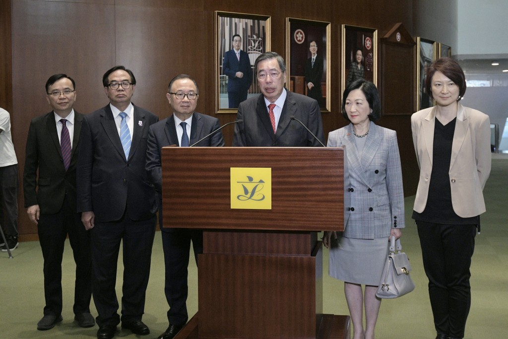 夏寶龍到訪立法會，5位議員獲安排發言，他們於會後聯同立法會主席梁君彥見記者。陳浩元攝