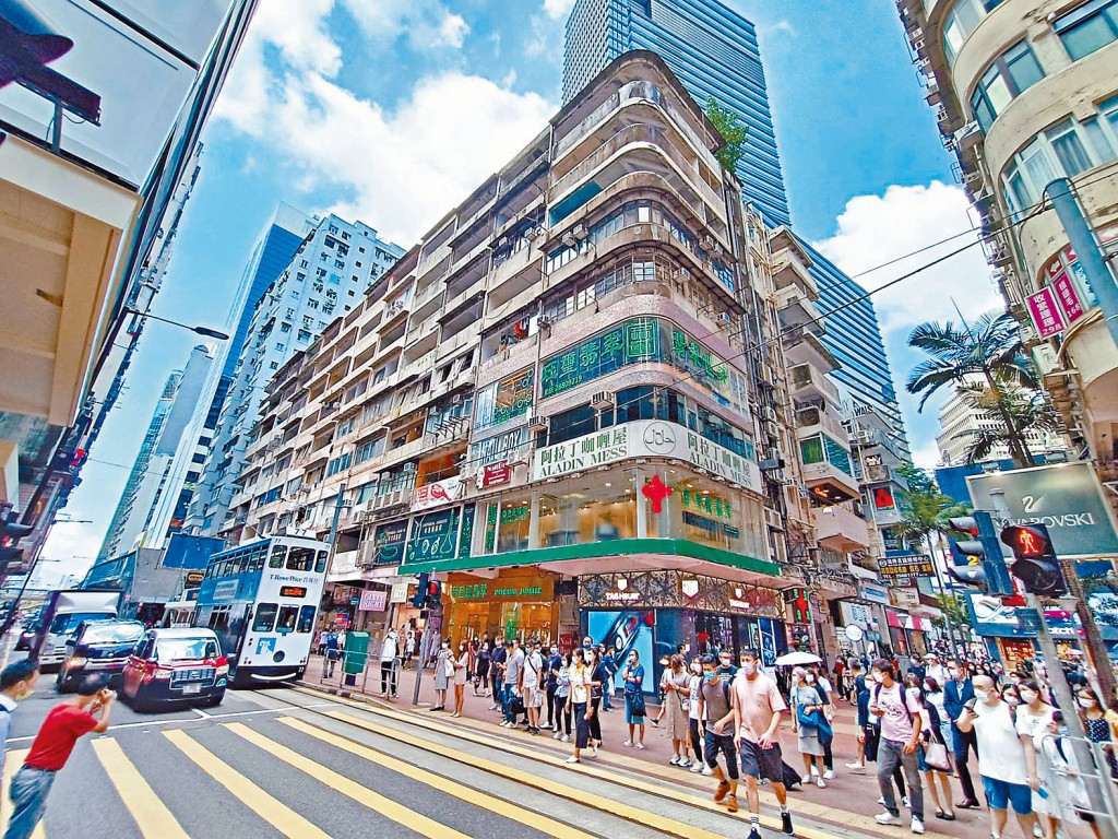 市場消息指，新世界以十二億八千萬，向英記茶莊家族成員等購入波斯富街舊樓一籃子物業。