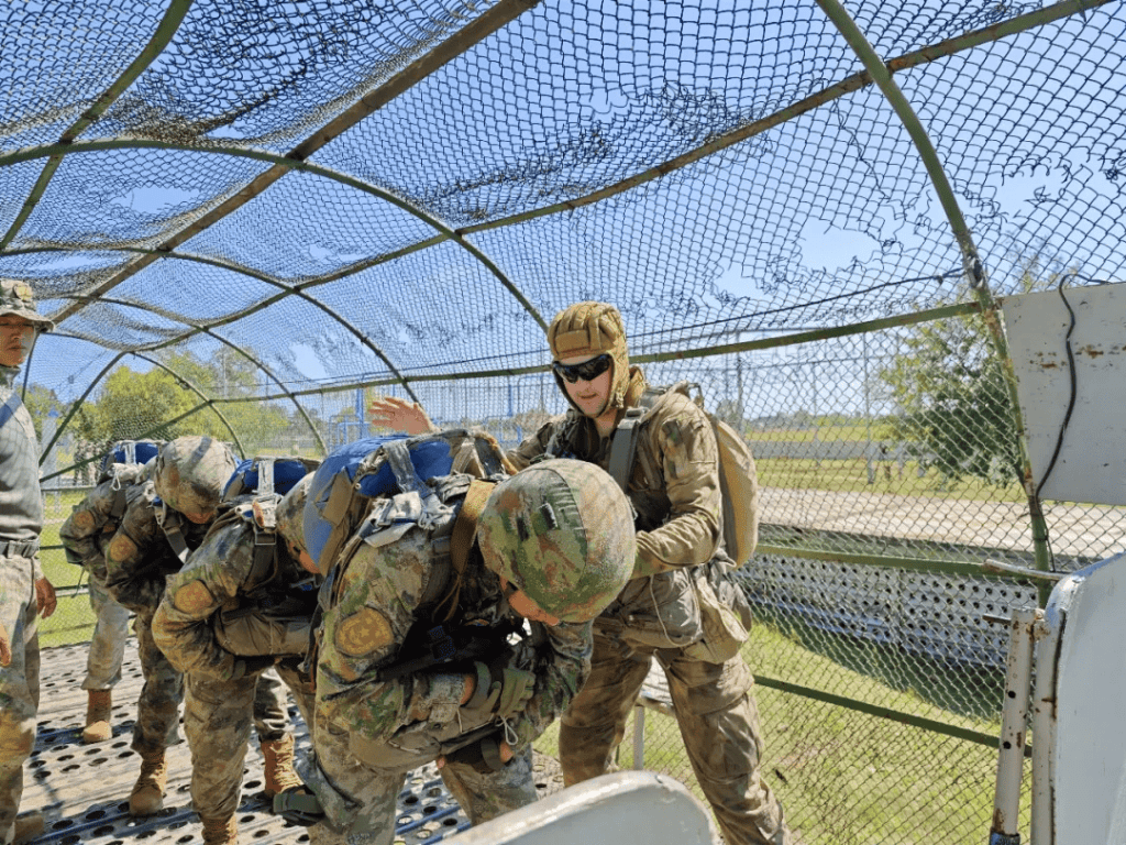 中國軍人和白俄軍人一起模似空降。