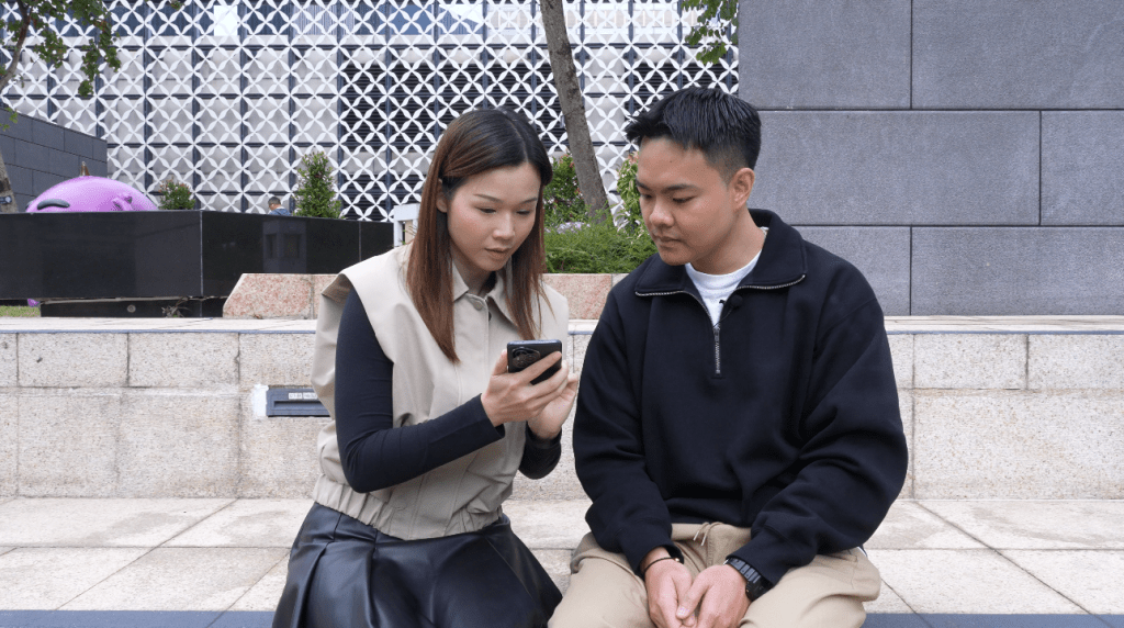 女主持Rachel將WhatsApp假連結放入「防騙視伏APP」公眾舉報平台內分析，APP立即作出預警為紅色「高危有伏」。