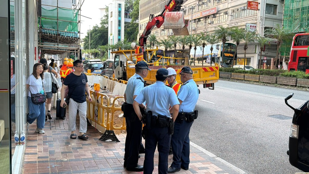 警方在場了解情況。劉漢權攝