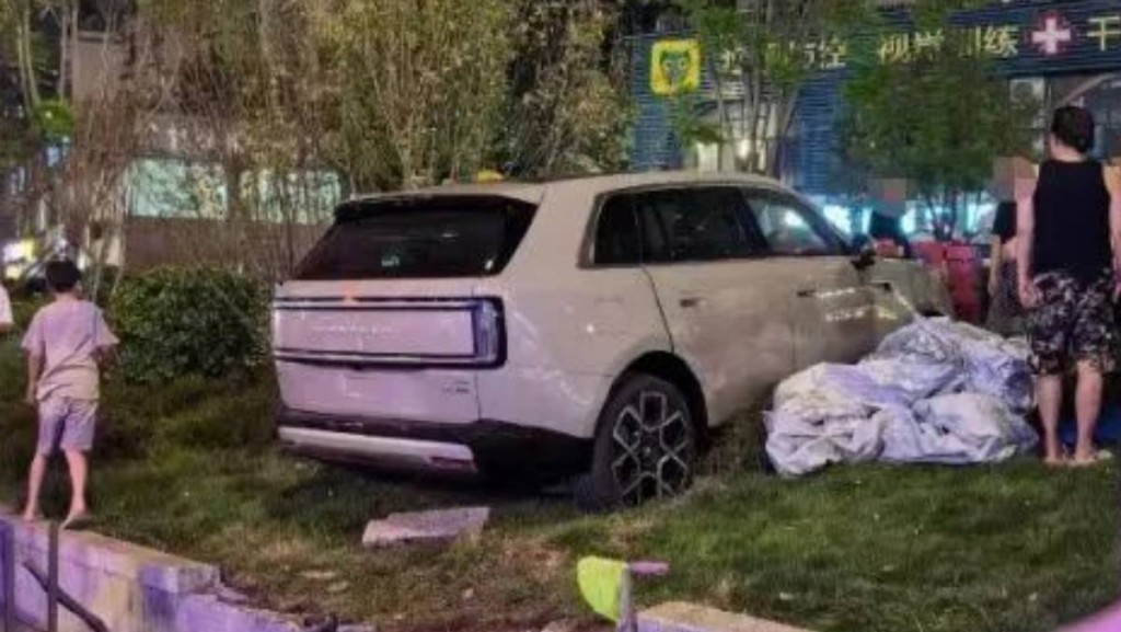 小米新車澎程上市次日爆試駕事故 小米急回應：客戶油門當煞車誤踩