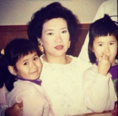 莊母年輕時懷抱年幼的莊思明，流露滿滿母愛。