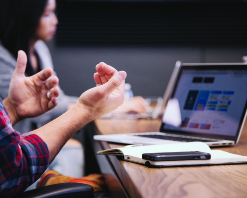 網民哭訴被客戶訓斥，疑似客戶網上反駁是對方有錯在先。unsplash圖片