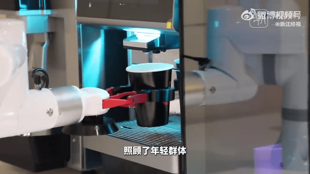 杭州首家「AI機械人餐廳」營業，煮麵、炒菜、沖咖啡全自動。