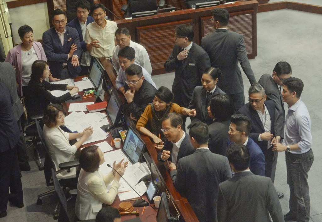 民主派議員多次抗議,三度暫停會議。資料圖片