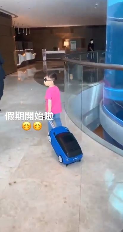 Jazz自己拖住個車仔造型篋，好威風。