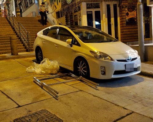 鐵架面積不少。