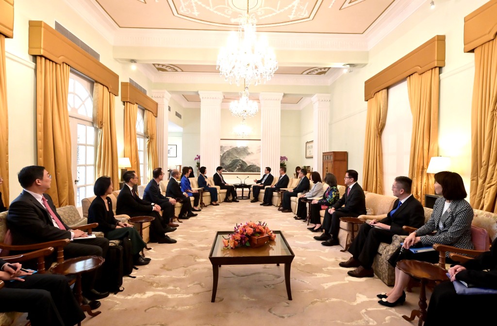 李家超（右八）在禮賓府與黃循財（左八）會面，就雙方關注的議題交換意見。政府新聞處