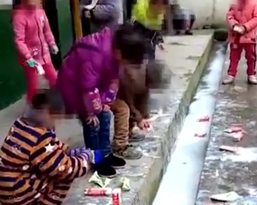 学生倒掉免费奶，引发争议。(网图)