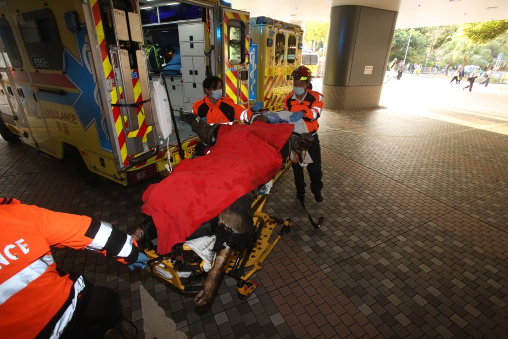 受傷的消防員身穿「黃金戰衣」,全身嚴重熏黑,送院時奄奄一息。 受傷的消防員身穿「黃金戰衣」,全身嚴重熏黑,送院時奄奄一息。