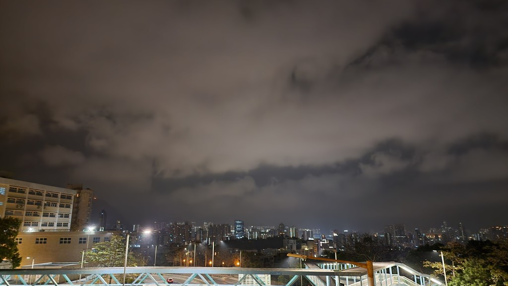 早上有一兩陣微雨。黎志偉攝