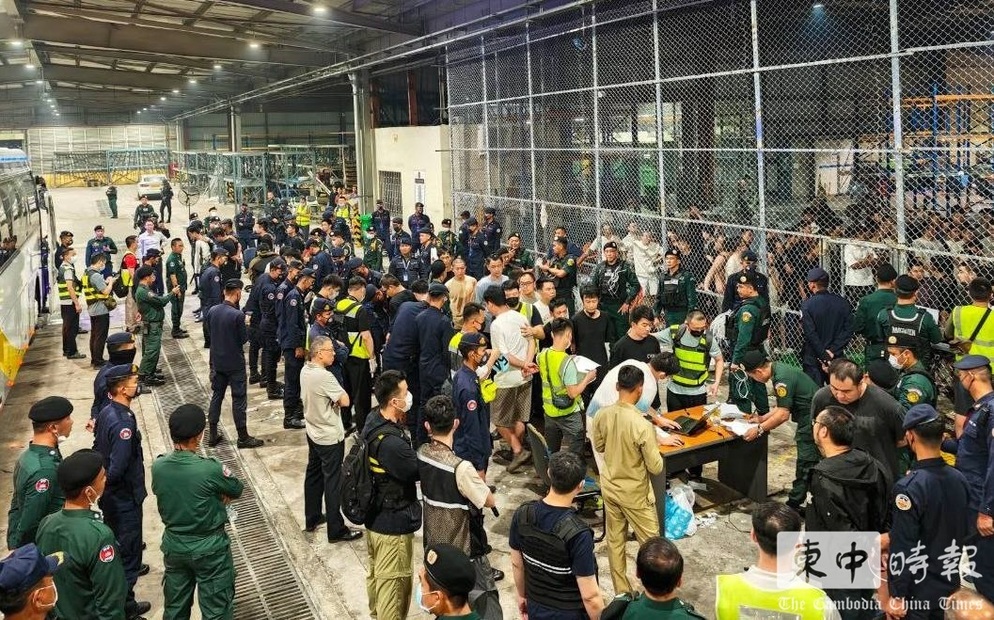 柬埔寨连续两日遣返逾400名中国籍电骗疑犯回中国。柬中时报
