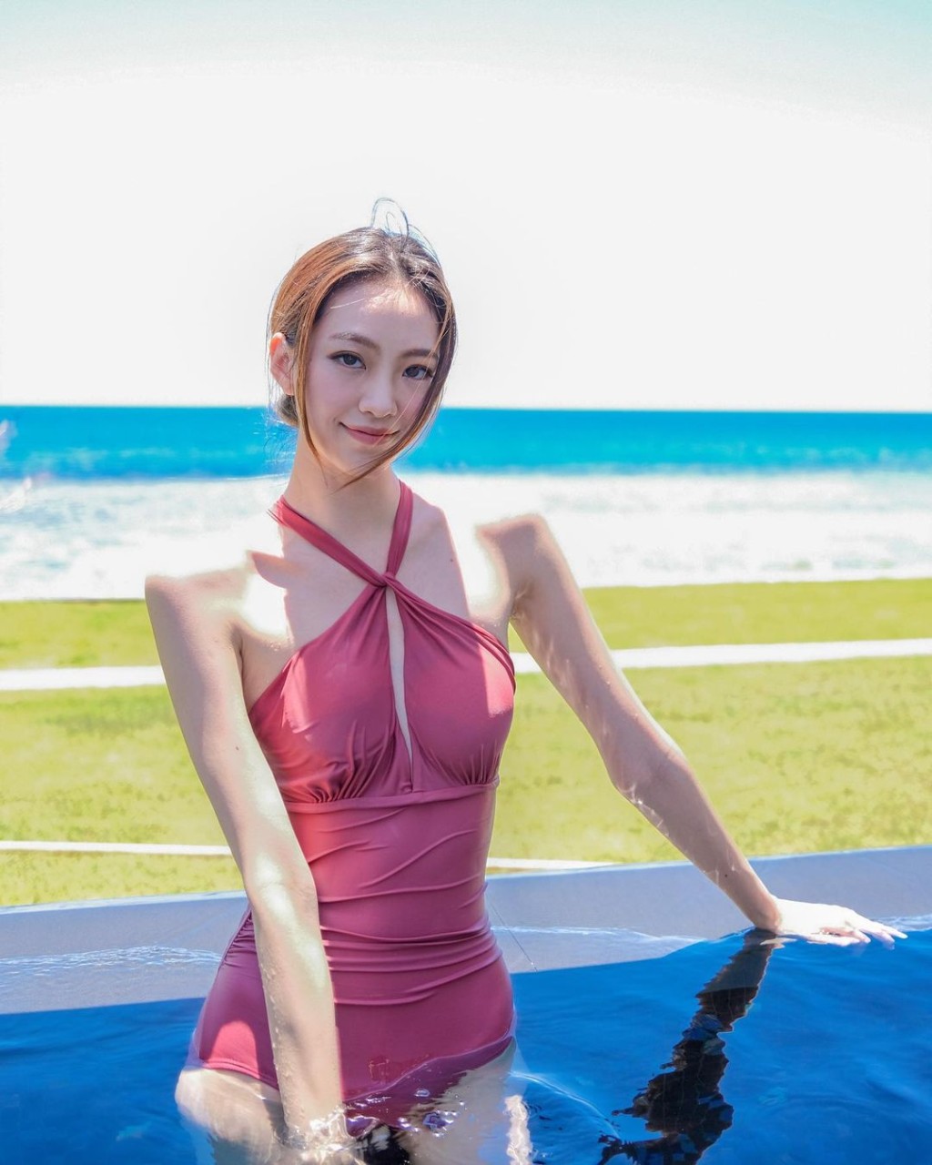 楊詠彤又分享了在泳池內回眸的照片。