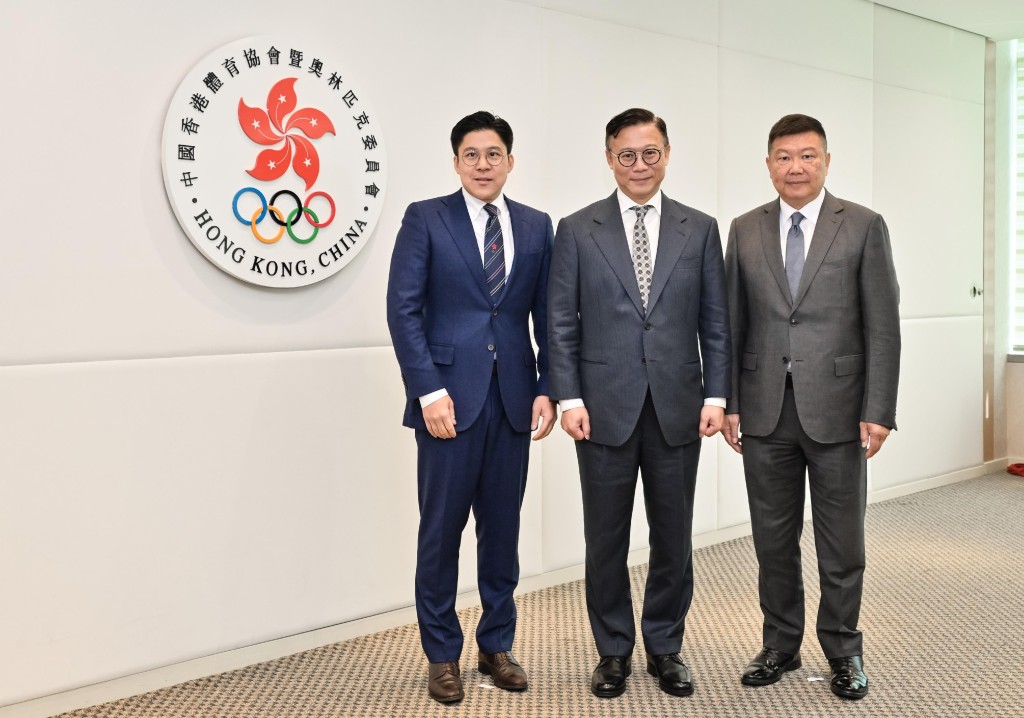 圖示張國鈞（中）、霍啟剛（左）和楊祖賜（右）在會議前合照。政府新聞處