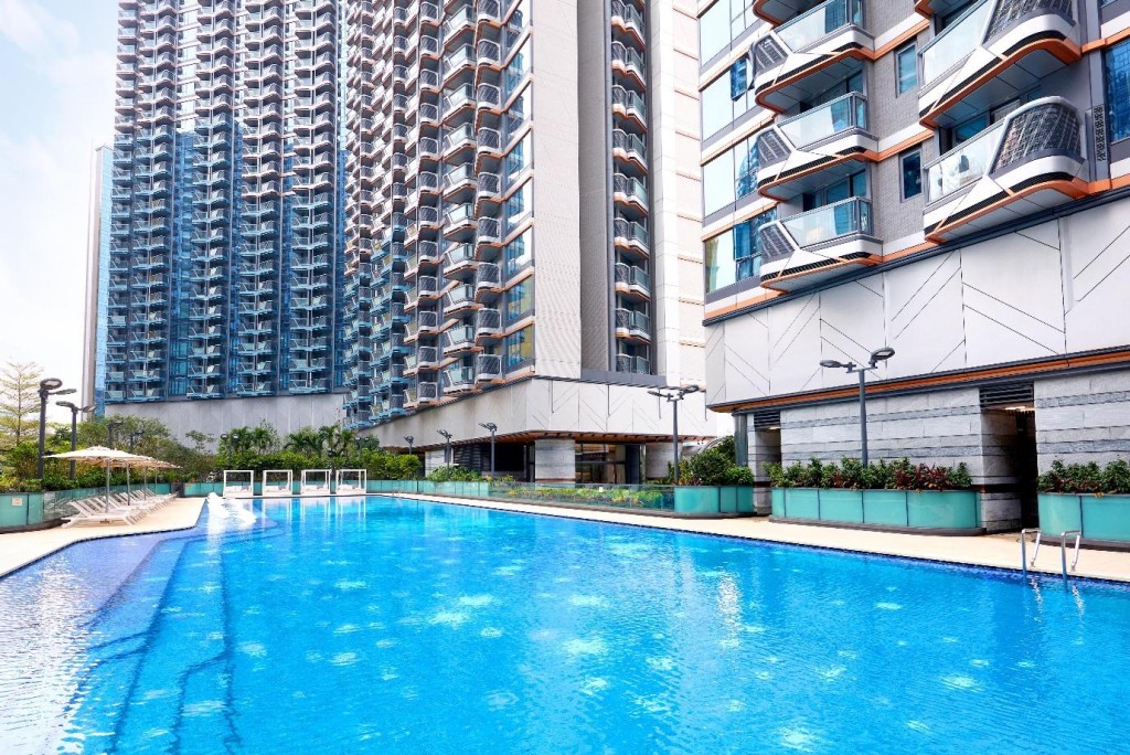 會所設有50米度假式戶外游泳池,採用西班牙頂級品牌Vondom戶外傢俬。 會所設有50米度假式戶外游泳池,採用西班牙頂級品牌Vondom戶外傢俬。