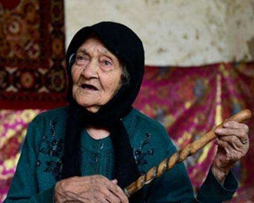 中國最長壽人瑞過134歲生日,生於清朝光緒年,婚後不生孩子,最愛喝冷水,一頓能吃10個肉包。(網圖)