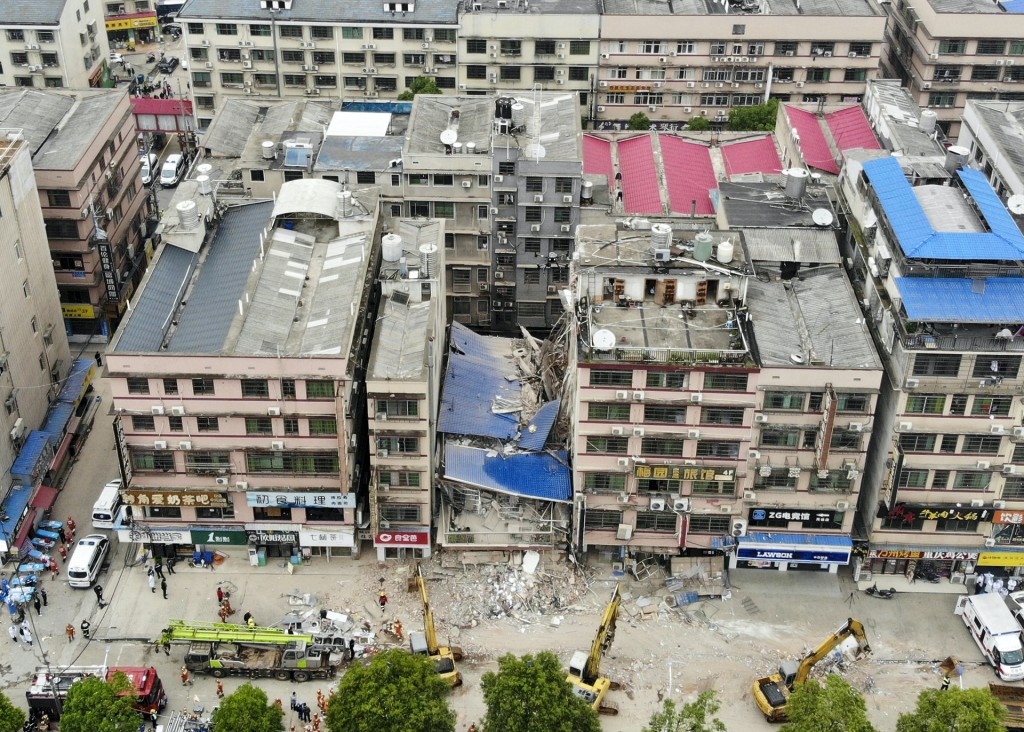 長沙塌樓事件造成54人死亡。