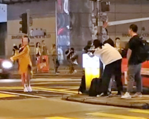 女子站在十字路口中間拍照。「林公子生活遊記 旅遊情報」FB影片截圖