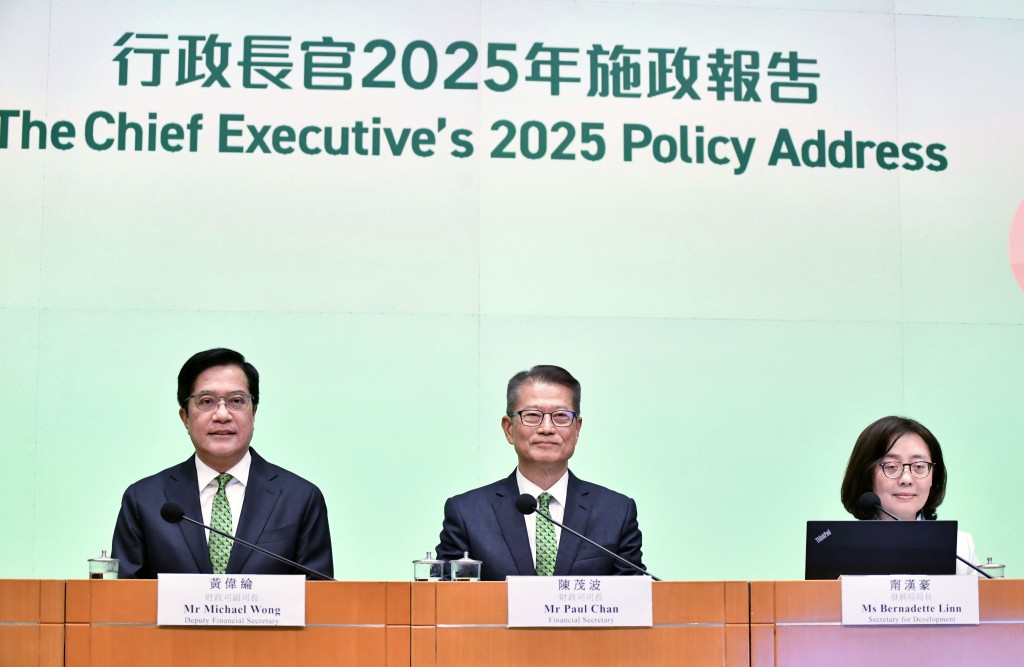 甯漢豪(右)表示,政府訂立加快發展北都專屬法例,透露會在明年年初進行公眾諮詢,爭取明年之内完成立法的工作。盧江球攝 甯漢豪(右)表示,政府訂立加快發展北都專屬法例,透露會在明年年初進行公眾諮詢,爭取明年之内完成立法的工作。盧江球攝