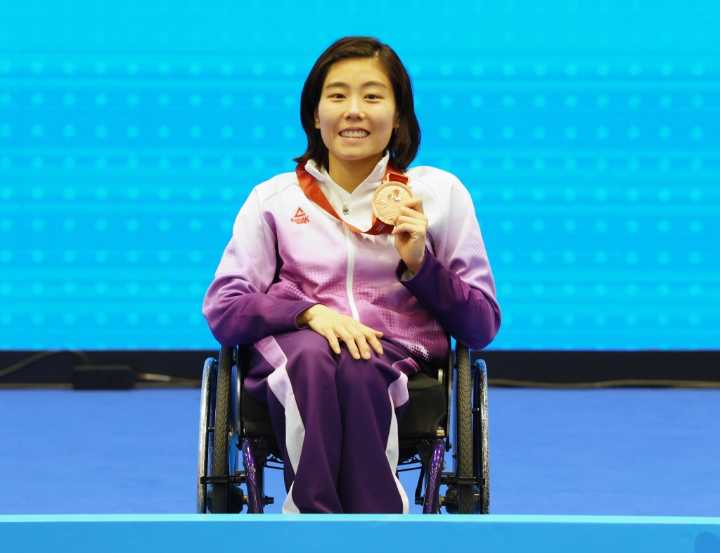 湯雅婷為香港輪椅劍擊隊取得今屆殘特奧第一面獎牌。徐嘉華攝 湯雅婷為香港輪椅劍擊隊取得今屆殘特奧第一面獎牌。徐嘉華攝