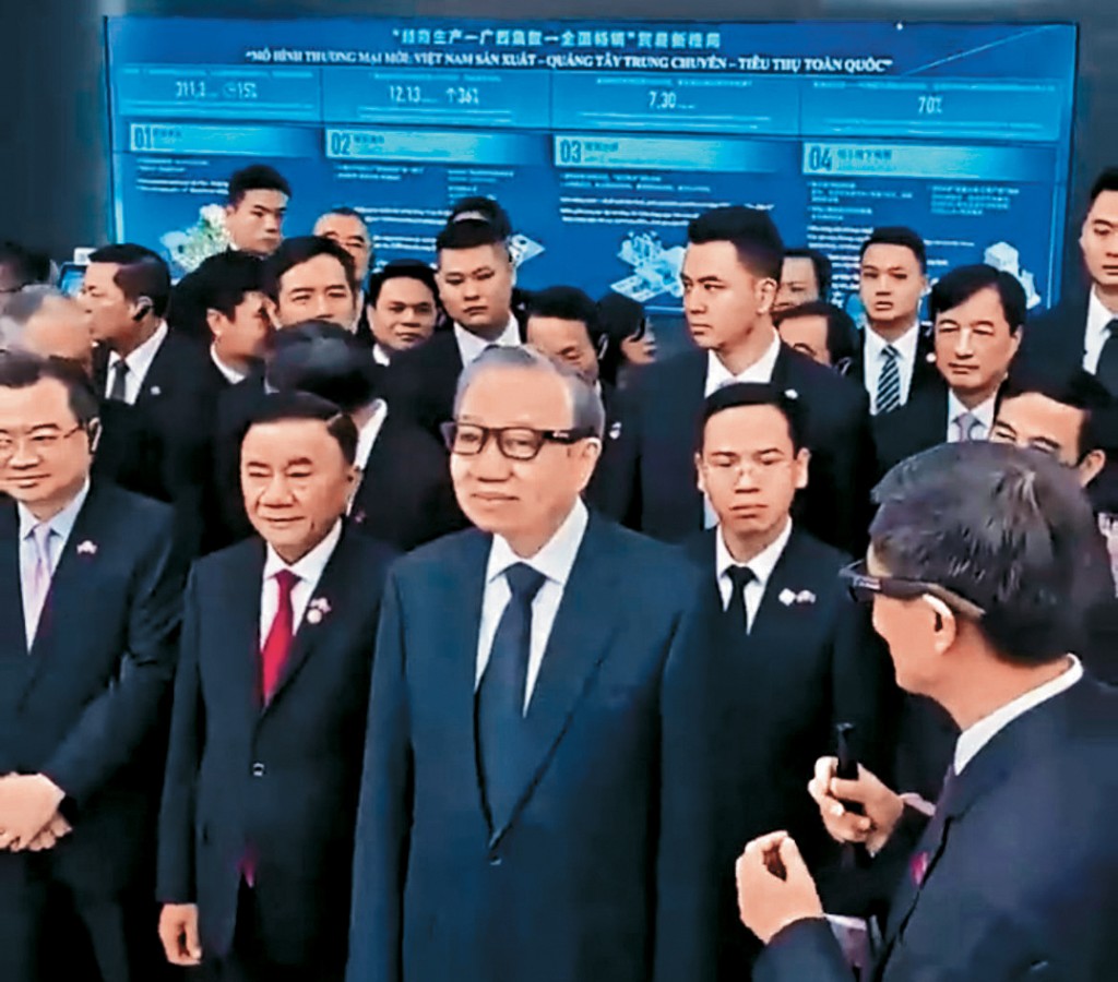 蘇林在廣西南寧參觀，現場體驗AI翻譯提詞眼鏡。 