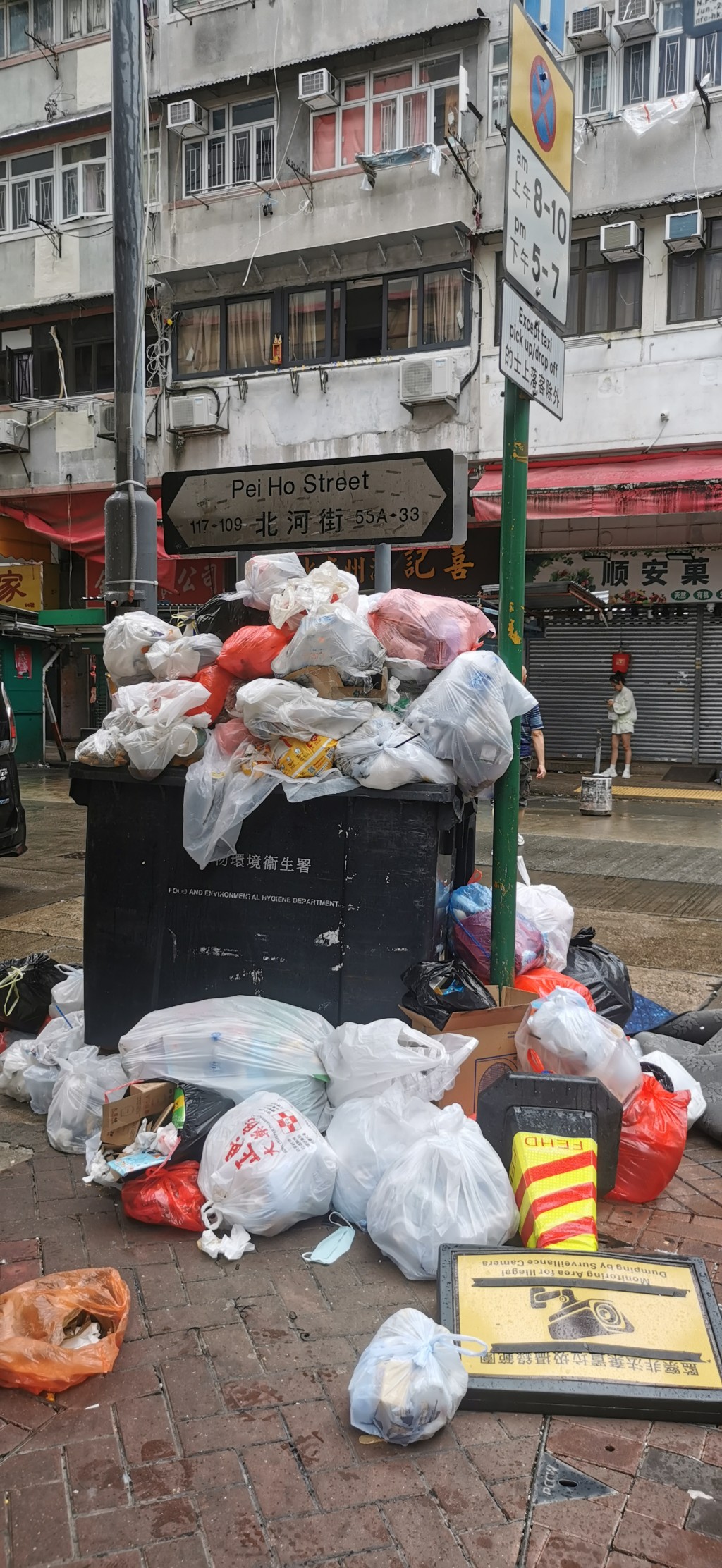 三无大厦林立的深水埗区，各个垃圾收集点出现小型垃圾山。（莫家文摄）