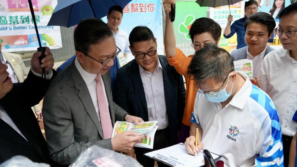 律政司司長林定國落區爭取市民支持完善地區治理方案。林定國Fb圖片