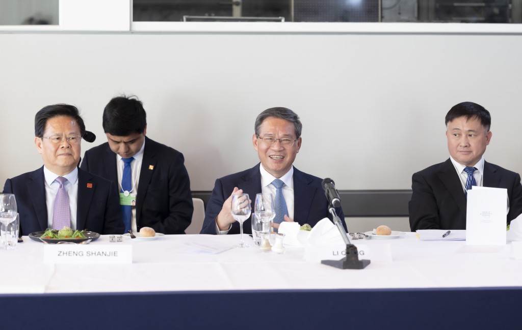 國務院總理李強在瑞士達沃斯出席世界經濟論壇創始人兼執行主席施瓦布主持的午餐會，同跨國公司負責人進行交流。 新華社