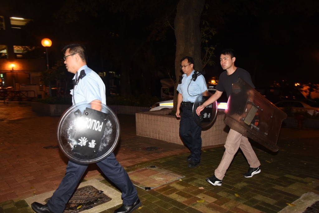 警員持盾牌到場調查。