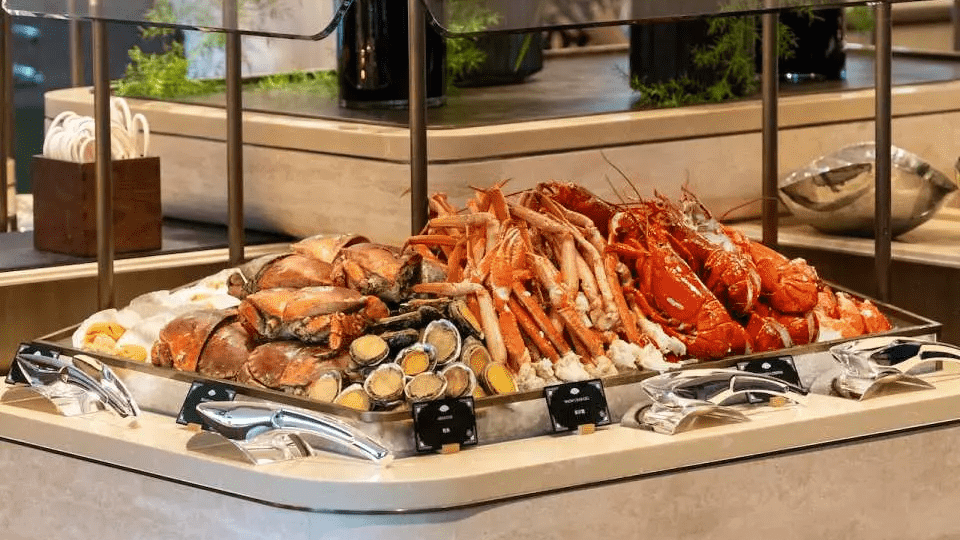 中環文華東方酒店快船廊爆食物中毒  8人屙嘔和發燒  曾進食生蠔、三文魚刺身、蟹腳和麵包蟹。網圖