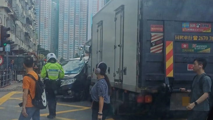七人車與密斗貨車相撞。fb馬路的事討論區圖片