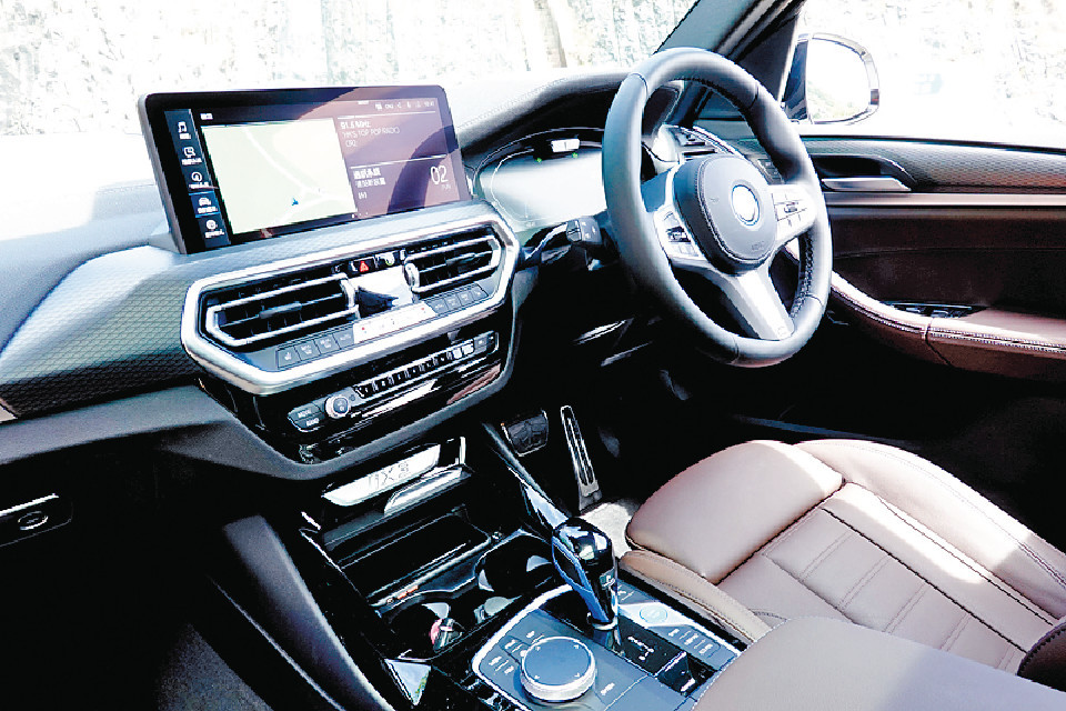 ■原車配有M Sport套餐及雙12.3吋屏幕，設備比汽油版X3豪華。