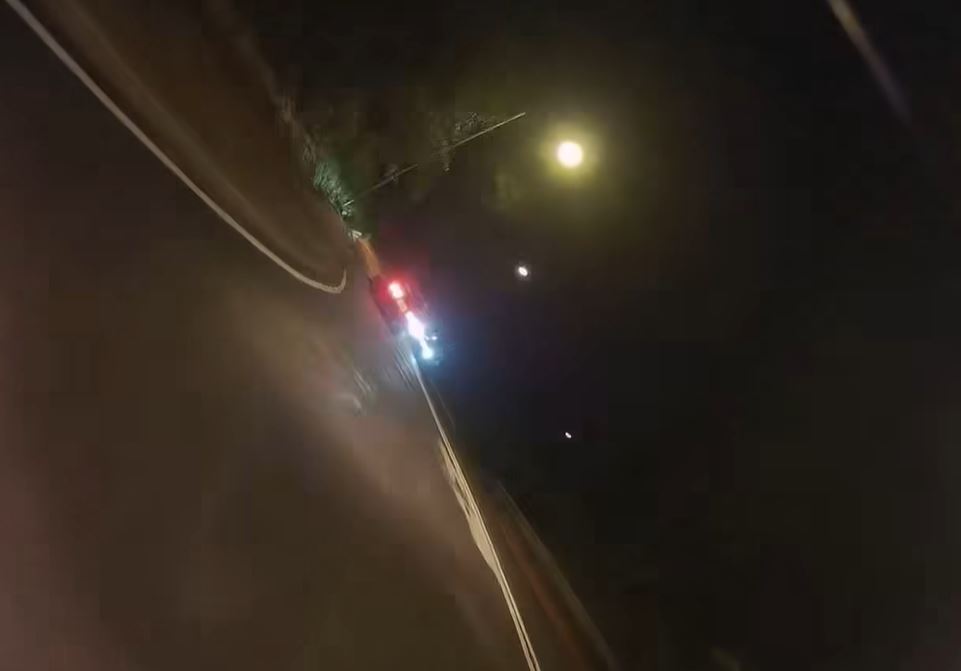 對面線的Golf在彎位越線，AE86亮起煞車燈，但已無從閃避。fb車cam L（香港群組）影片截圖