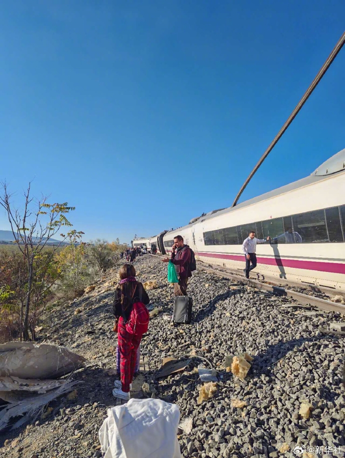西班牙列車相撞事故現場。 新華社 西班牙列車相撞事故現場。 新華社