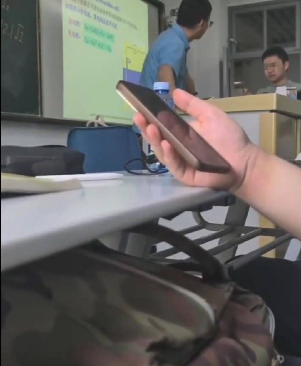 上堂睡觉被叫醒的男生情绪失控。抖音