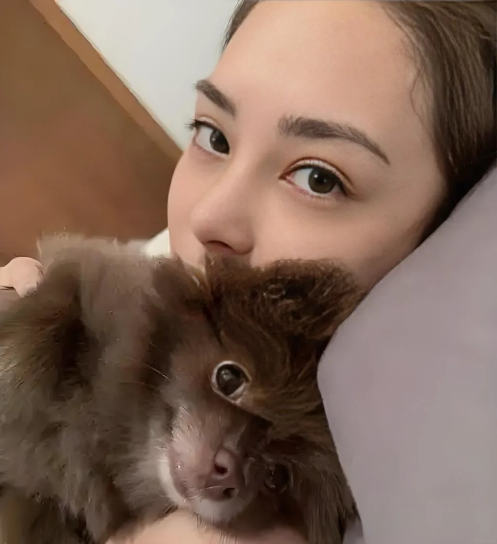 鍾欣潼與愛犬Kuma親密相擁，展現如家人般的深厚感情。