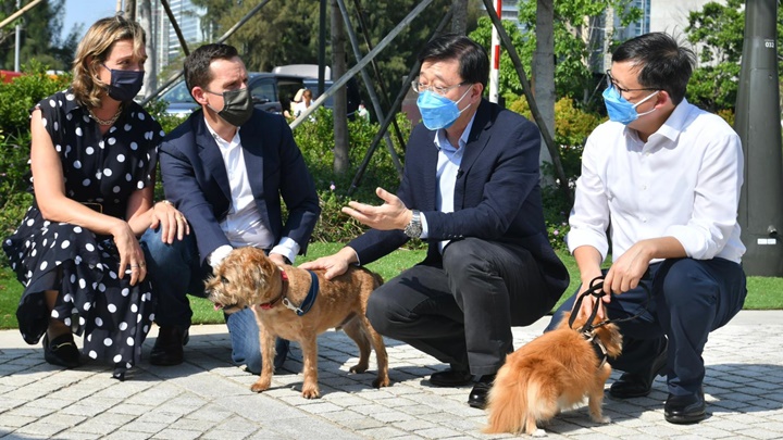 參觀西九期間李家超亦與外籍狗主交流。