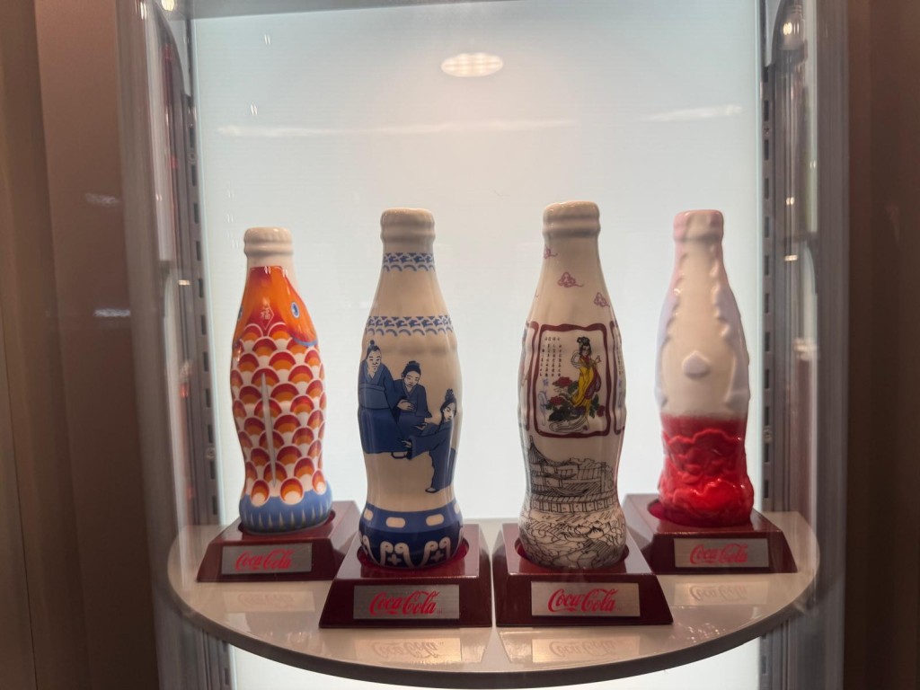 世界各地都有「可口可樂」，多年來有不少特別的限定瓶身及罐身。（圖片來源：《親子王》）