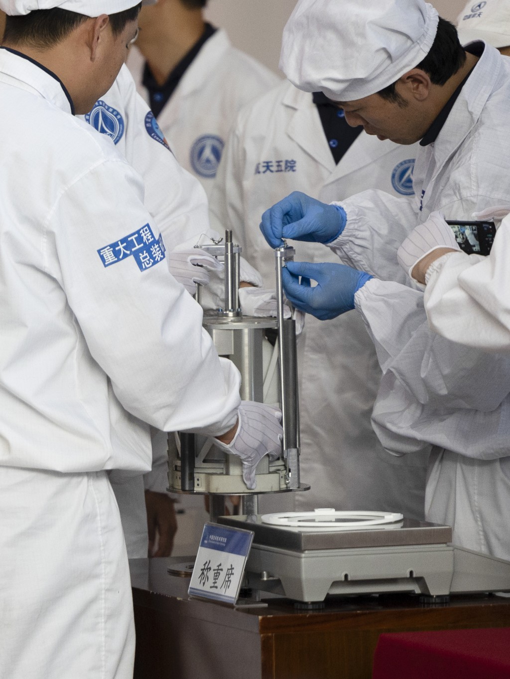 嫦娥六号月坏在北京开箱。