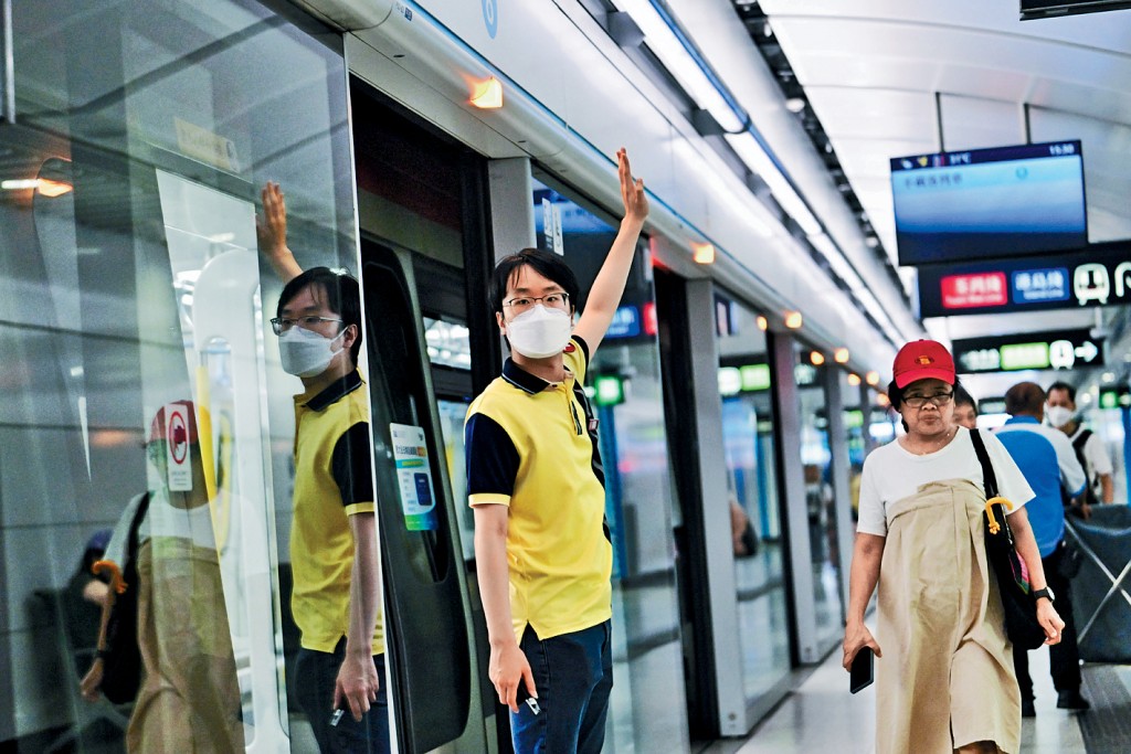 港鐵公布，今年非經理級員工的基本薪酬加幅為2.05%至6.15%。   