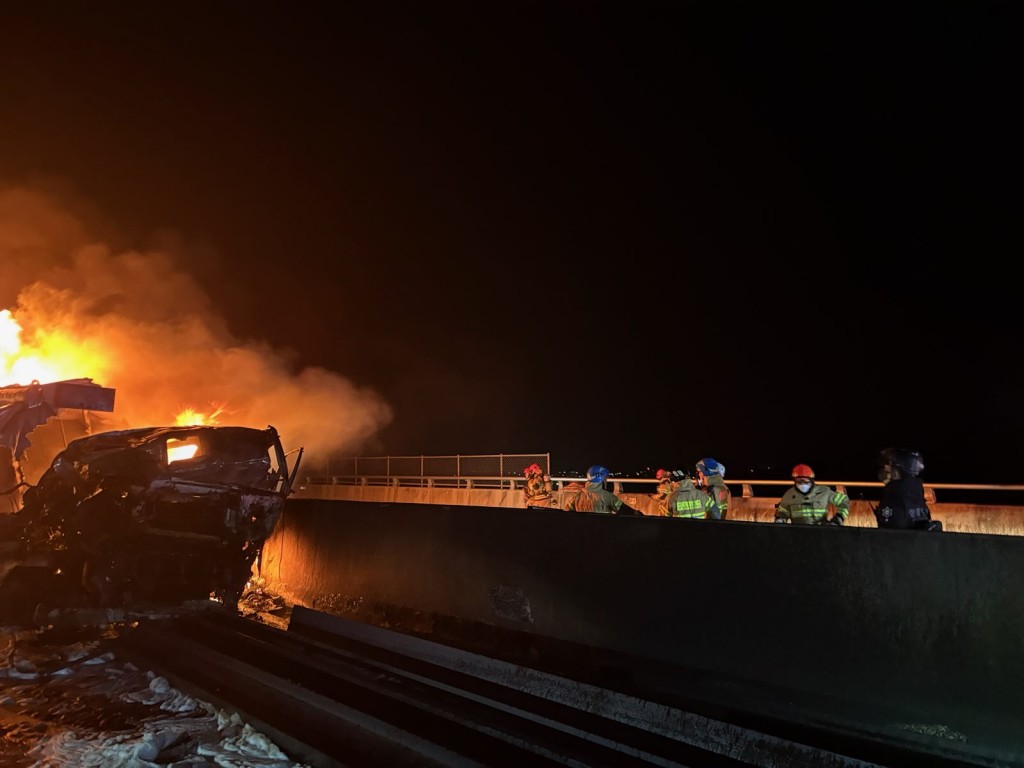 事故一度令交通全面中斷。新華社