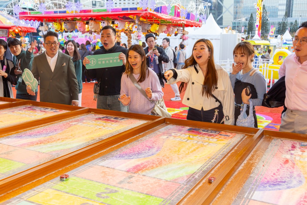 恒基地產50周年，與員工慶祝。