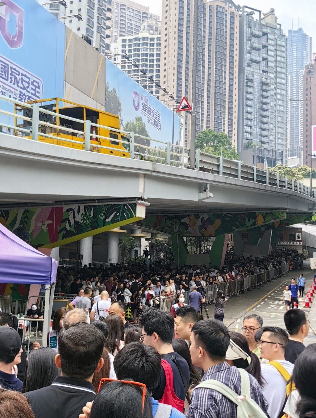 遊客大排長龍乘搭山頂纜車。小紅書圖片 遊客大排長龍乘搭山頂纜車。小紅書圖片