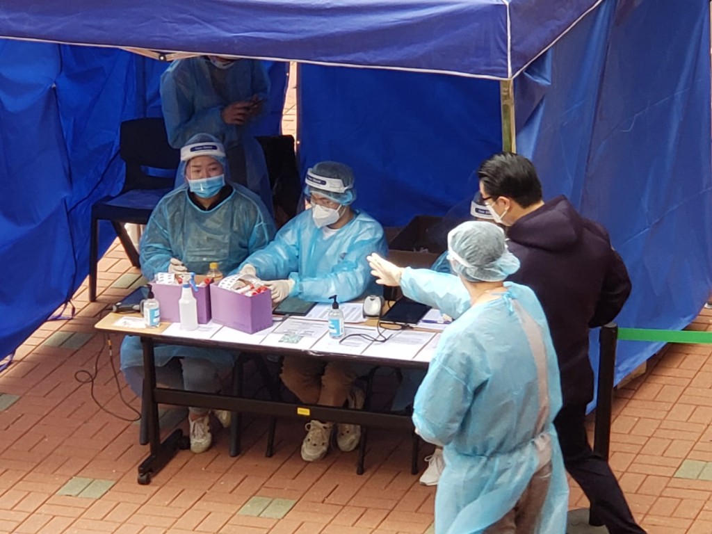 居民排隊接受檢測。