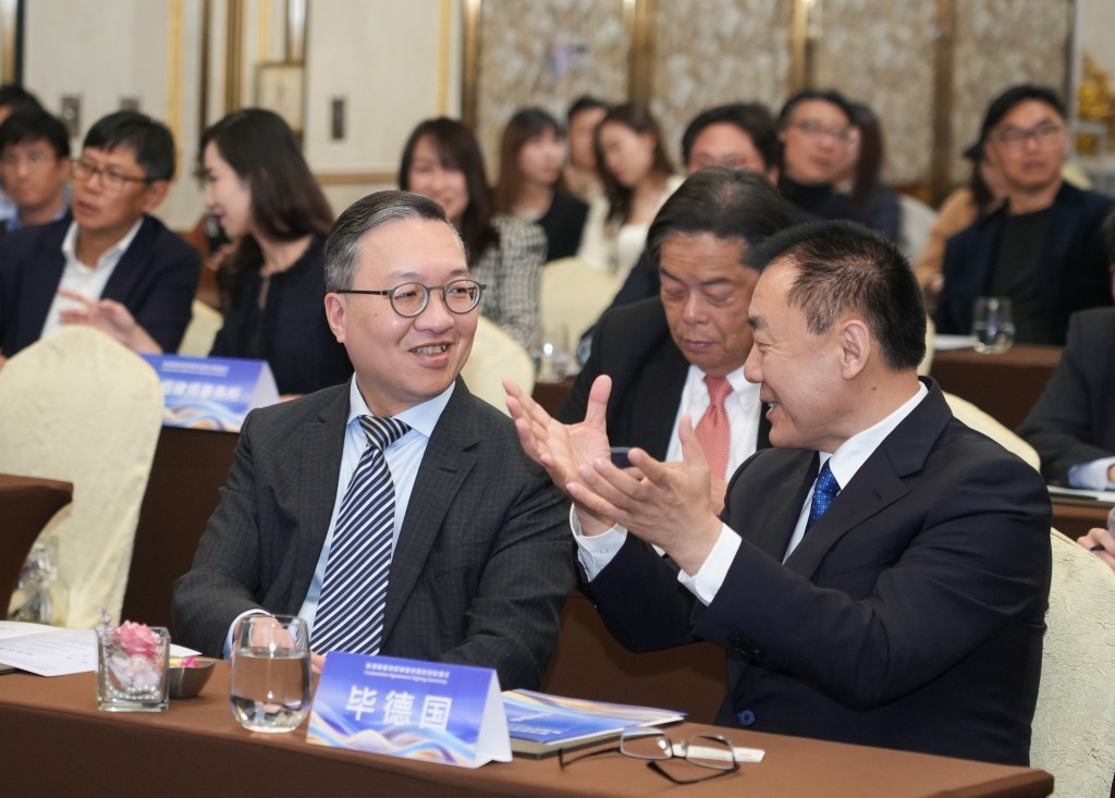 林定国与新疆自治区党委政法委常务副书记毕德国等一行会面。林定国FB 林定国与新疆自治区党委政法委常务副书记毕德国等一行会面。林定国FB