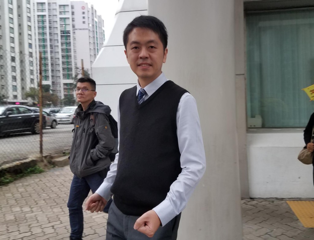 許智峯涉去年4月在立法會搶去任保安局行政主任手機一案,今在東區裁判法院續審。陳楚琨攝