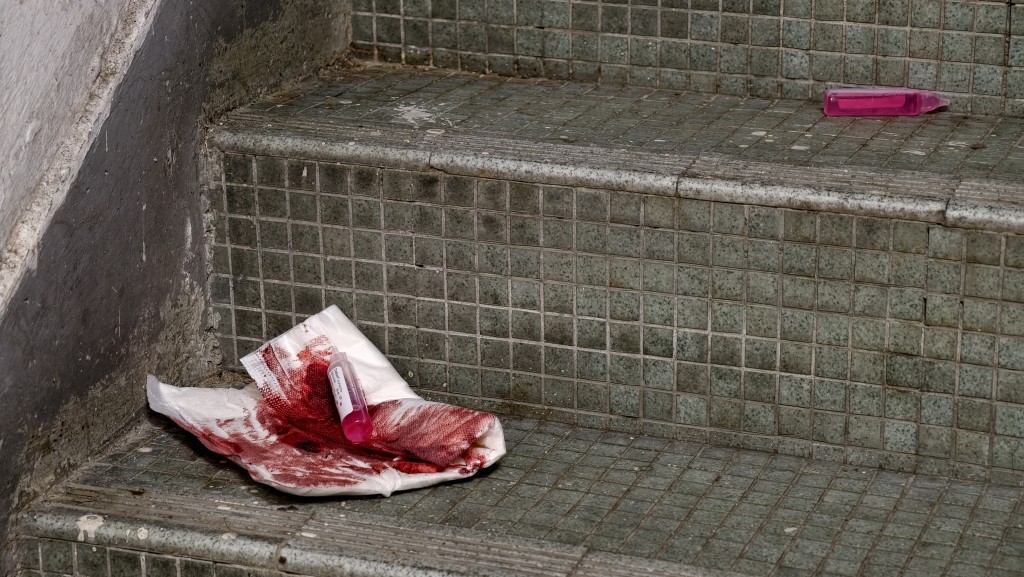 梯間有染血紙巾。