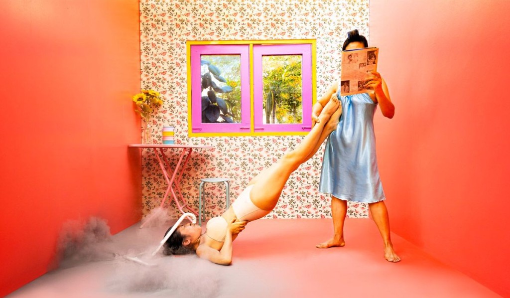 《我与母亲（吸尘机三）》短片中，艺术家化身为吸尘机，讽刺曼谷空气污染之严重。