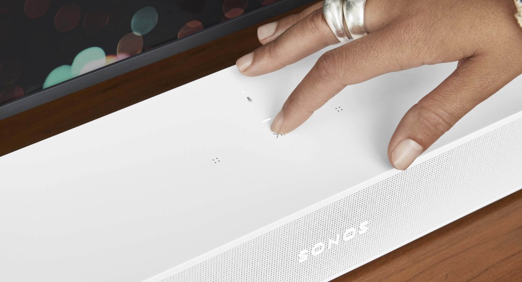 外形設計與第一代相若， Soundbar頂部設有功能按鍵。